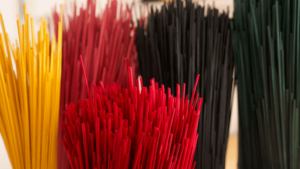 Eléments de marqueterie pendant le stage dans l'atelier d'ébénisterie avec un ébéniste