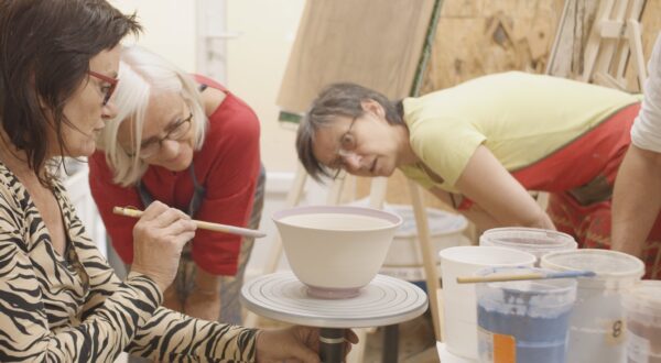 Tournage céramique pendant la formation CPF à Béziers dans l'Hérault