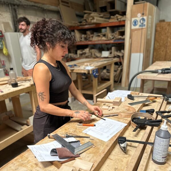 Stagiaire pendant la formation ébéniste à Montpellier dans l'Hérault