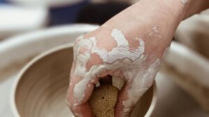 Tournage poterie pendant les cours de céramique à Bordeaux