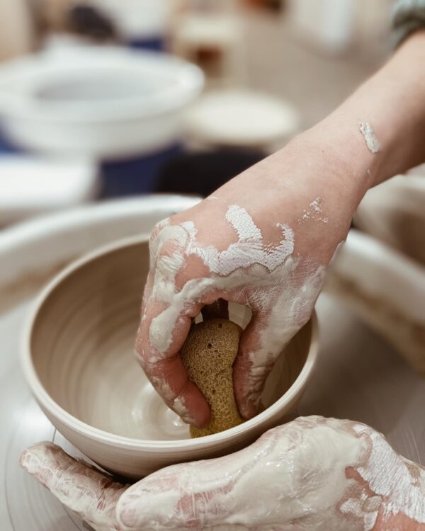 Tournage poterie pendant les cours de céramique à Bordeaux