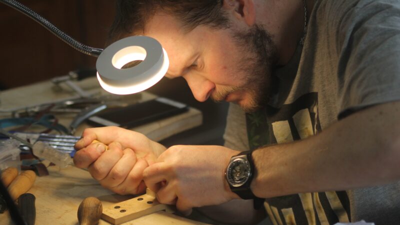 Formation bijouterie chez un bijoutier pour apprendre à fabriquer des bijoux sur mesure.