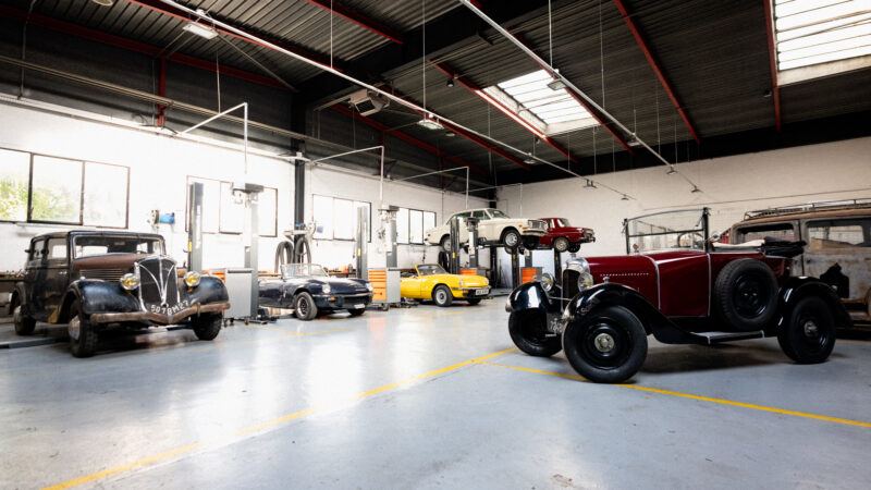 Formation carrossier en atelier, travail de la carrosserie sur véhicules anciens.