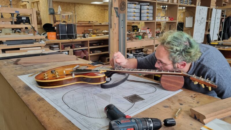 Formation luthier pour apprendre la lutherie et créer des instruments de musique en bois.