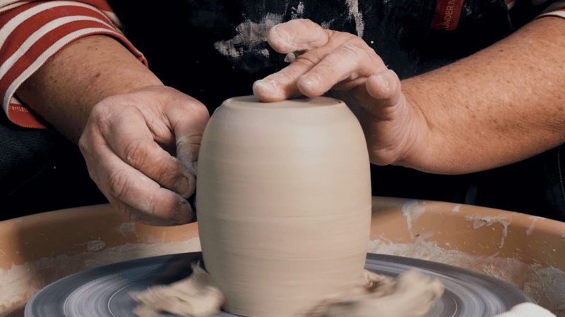 Stage céramique dans un atelier de céramiste pour découvrir le modelage et le tournage de l’argile.