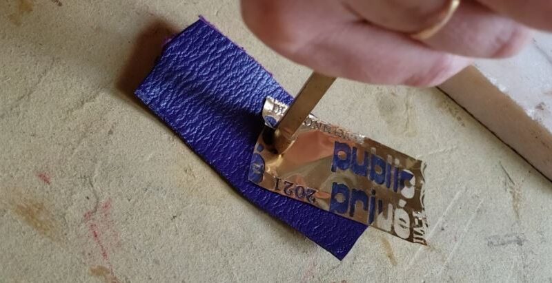 Stage dorure dans un atelier de doreur pour découvrir les techniques de dorure artisanale.