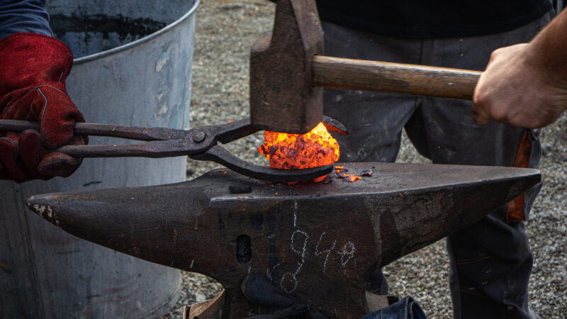 Stage forgeron pour découvrir les techniques de forge artisanale dans une forge.