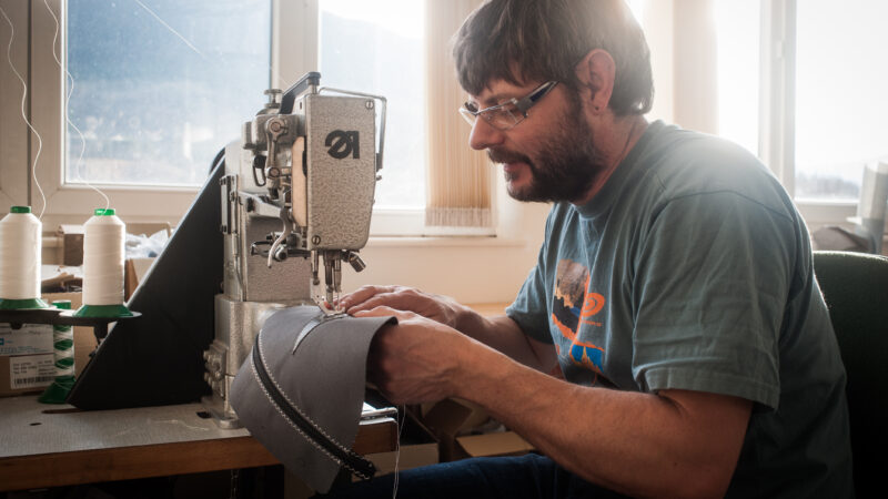 Stage maroquinerie dans un atelier de maroquinier pour apprendre à fabriquer des accessoires en cuir.