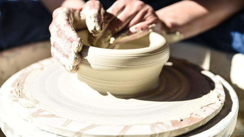 Stage poterie dans un atelier de potier pour apprendre à façonner et cuire des objets en argile.