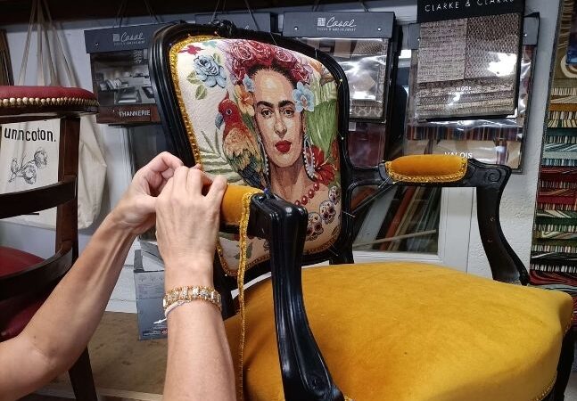 Stage tapisserie d’ameublement pour restaurer des fauteuils et chaises dans l’atelier d’un tapissier garnisseur.