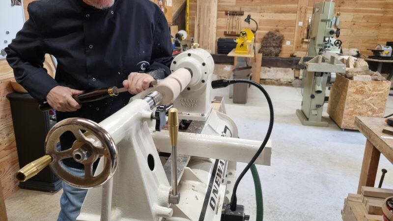 Stage tournage sur bois pour découvrir les techniques du tournage artisanal l’atelier d’un tourneur sur bois.