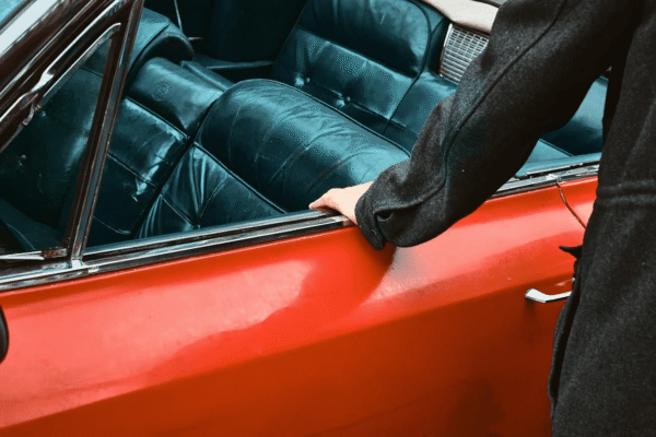 Formation sellerie automobile - siège avec un sellier vers Paris en Ile de France