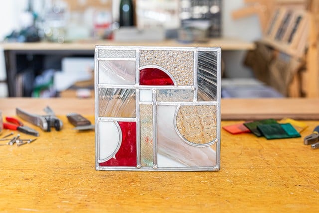 Atelier sertissage vitrail traditionnel au plomb