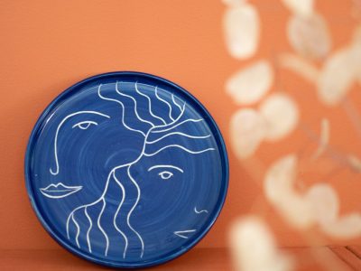Assiette faite pendant une formation céramique et poterie avec une céramiste à Sète