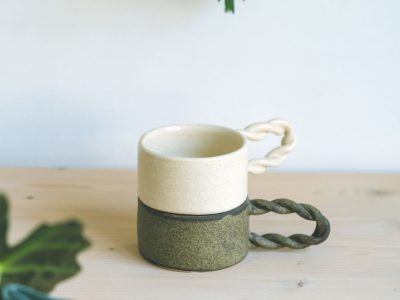 Tasse tournée pendant une formation céramique et poterie à Sète avec une céramiste
