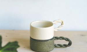 Tasse tournée pendant une formation céramique et poterie à Sète avec une céramiste