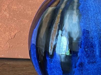 Céramique sur un vase en poterie pendant la formation avec une céramiste à Biarritz