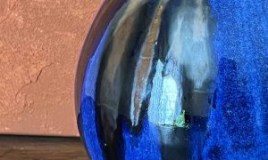Céramique sur un vase en poterie pendant la formation avec une céramiste à Biarritz