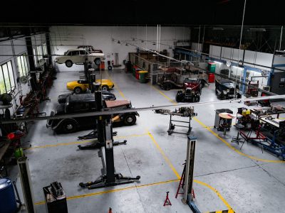 Atelier vu de haut pendant la formation mécanique automobile vers Paris