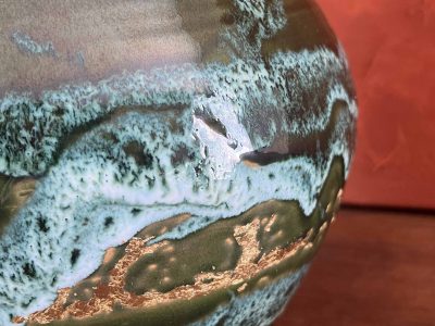 Céramique sur un vase en poterie pendant la formation avec une céramiste à Biarritz dans les Pyrénées Atlantiques 64