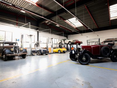 Voitures de collection pendant la formation mécanique automobile vers Paris