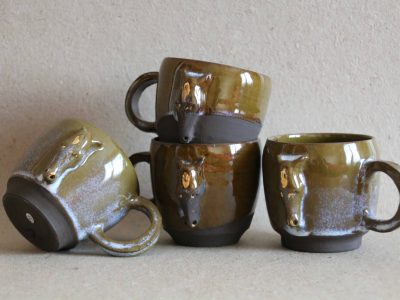 Tasses pendant la formation céramique et poterie avec une céramiste en Nouvelle Aquitaine