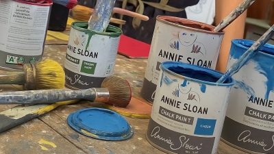 Peinture stage créatif de peinture sur meuble