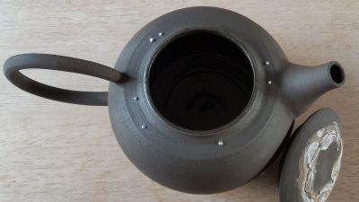 Théière pendant le stage de poterie