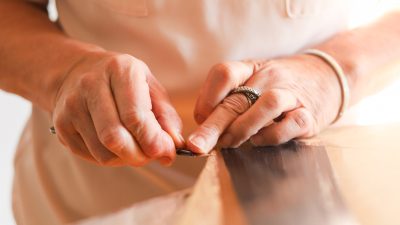 Apprentissage du geste pendant le stage de marqueterie de paille à Pau