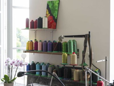 Atelier de maroquinier pendant la formation maroquinerie entre Bordeaux et Langon