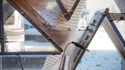 Concassage du cacao pour le chocolat pendant le stage avec un chocolatier dans un atelier de chocolaterie en méthode Bean to Bar