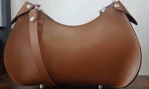 Petit sac en cuir marron Formation Maroquinier entre le Havre et Rouen