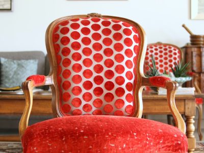 Fauteuil rouge formation Tapissier d'ameublement en siège à Lyon dans le Rhône en région Auvergne-Rhône-Alpes