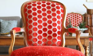 Fauteuil rouge formation Tapissier d'ameublement en siège à Lyon dans le Rhône en région Auvergne-Rhône-Alpes