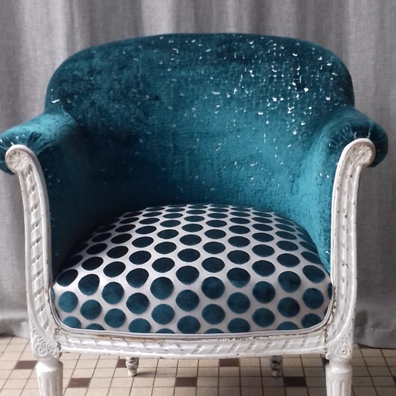Fauteuil bleu Samia Boughattas tapissière d'ameublement à Lyon