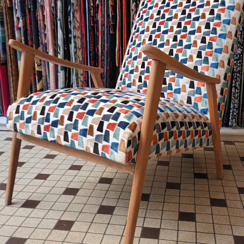 Fauteuil coloré Samia Boughattas tapissière d'ameublement à Lyon dans le Rhône en région Auvergne-Rhône-Alpes