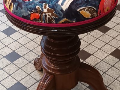 Tabouret fleuri formation Tapissier d'ameublement en siège à Lyon dans le Rhône en région Auvergne-Rhône-Alpes