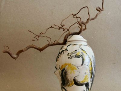 Vase de Wirginia pendant la formation décoration céramique dans le Pays Basque