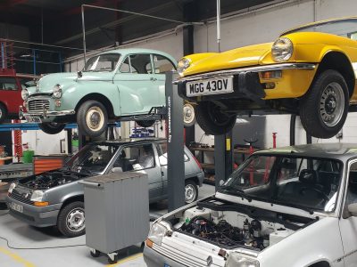 Voitures en suspension pendant la formation mécanique automobile vers Paris