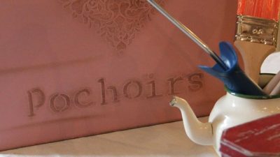 Pochoir pendant au cours du stage de relooking de meubles