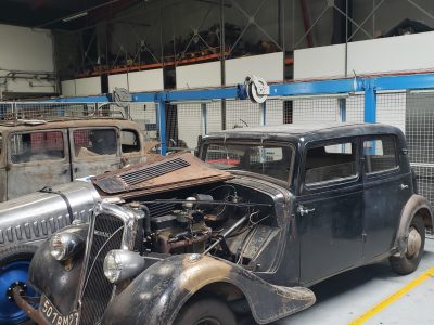 Voiture du début du siècle dernier pendant la formation mécanique automobile vers Paris