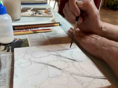 Schéma sur support pendant la formation décoration céramique et poterie avec une céramiste à Biarritz dans le Pays Basque