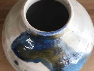 Vase en poterie pendant la formation céramique avec une céramiste à Biarritz