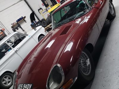 Voiture rouge ancienne pendant la formation mécanique automobile et carrossier vers Paris