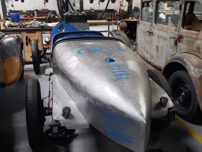 Voiture grise pendant la formation mécanique automobile vers Paris