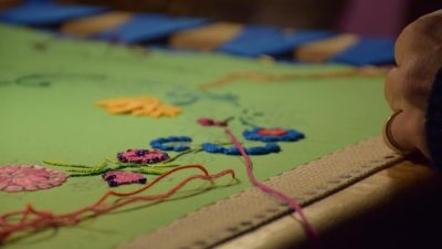 Apprentissage de la broderie pendant le stage et les cours vers Tarbes