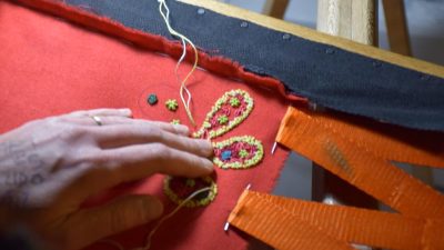 Broderie en cours pendant le stage vers Tarbes