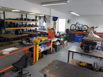 Etabli dans l'atelier pendant la formation mécanique automobile vers Paris