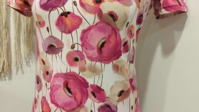 Tee-shirt fait pendant l'atelier de couture avec une surjeteuse vers Bordeaux