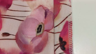 Détail de surfilage fait avec une surjeteuse pendant l'atelier couture vers Bordeaux